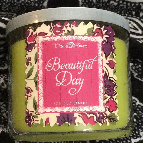 Bath and body works beautiful day candle